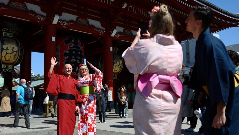 Cherry blossom, free visas and stronger rouble see Russians flock to Japan